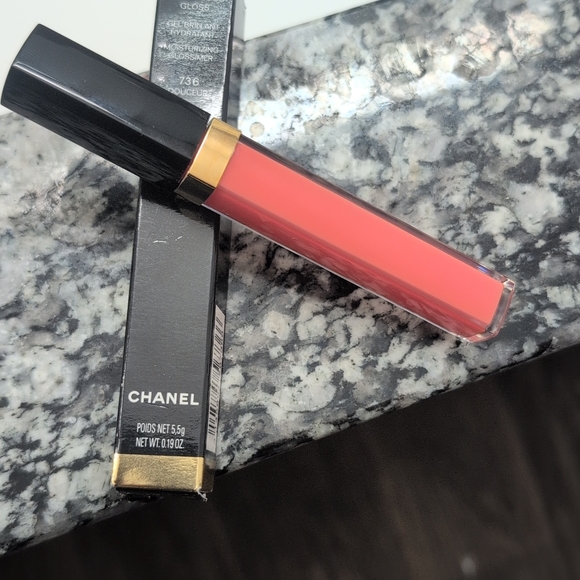 CHANEL Gloss with Black Cap and Gold Detail - Picture 4 of 8